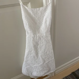 Vit klänning  - Nu säljer jag en vit klänning i storlek XS😊Kommer inte ihåg vart jag köpt den då jag klippt bort lappen🤩Perfekt till sommaren💕Säljer för 100kr🤩🤩 Nyskick, använd max 3 gånger💞