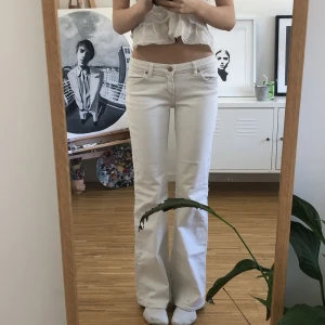 Vita lågmidjade jeans - Vita lågmidjade jeans köpta här på plick! Jag är 170 cm:) Möts i Uppsala eller så står köpare för frakt!💗