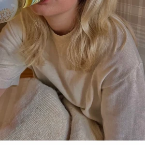 Vit stickad tshirt från hm - Säljer denna nästintill oanvända T-shirten från hm. Den är i ett fin stickad material. Väldigt skön perfekt till sommaren. Pris kan diskuteras 