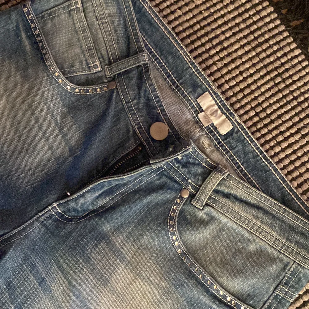 Jag säljer dessa jeans med snygga fickor baktill, dom är bootcut i benen. Dom passar mig som brukar ha 36 i jeans, och är andvända 1-2 gånger! (Står inte för frakten)💗. Jeans & Byxor.