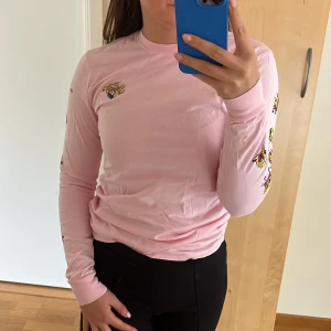 Rosa långärmadtröja - En rosa långärmadtröja i storlek XS. Den har olika svampbob figurera på ärmarna och vid bröstet💓💓💓💓 Köpt på HM! Väldigt snålt använd då jag inte haft någon använding till den. Köparen står för frakt!! 