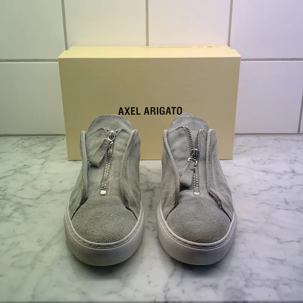 Säljer mina snygga Arigato skor då dom inte längre kommer till användning.  Storlek 41 och sparsamt använda. Skick 8/10  Pris kan diskuteras vid snabb affär, Box medföljer. Retail: 2300kr . Skor.