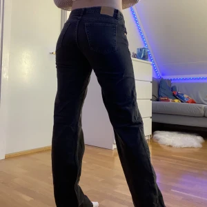 Lågmidjade jeans - Säljer mina lågmidjade jeans från weekday. Använt ett fåtal gånger och är därmed i väldigt bra skick! Skriv för fler bilder eller frågor💓