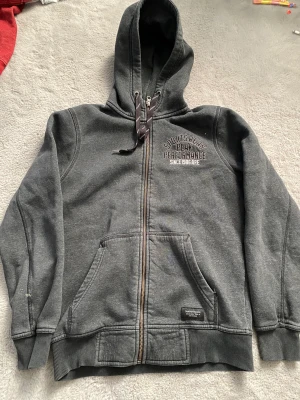 Zip hoodie - En peak performance zip hoodie i storlek S, använd ett par ggr men det finns inga skador osv. Pris kan diskuteras :)