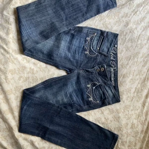 Straight leg jeans - Snygga lågmidjade jeans med med coola detaljer