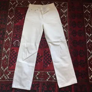 Vita raka jeans i nyskick, sitter super snyggt men är för små på mig⚡️(modellen ROW från weekday)