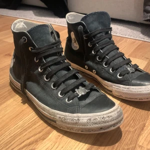 Converse x MC - Tja! Säljer mina använda converse. Skicket är 6-7/10 men skosnören är utbytta och skorna är rengjorda. Kan mötas upp i Gbg eller skicka med posten (kund får stå för). Har du fler frågor kan du skicka;)