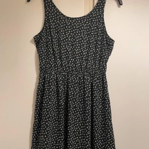 Sommarklänning - Fin kort sommarklänning med utskärning i ryggen. Strl 40. Köparen står för frakt.