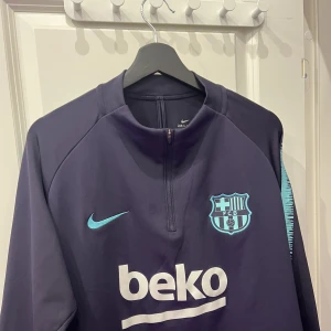 Fc Barcelona Tröja Nyskick - Säljer en Fc Barcelona Tröja köpt i Barcelona hos Barcas officiella butik vid Camp nou för 99 Euro Storlek XL. 
