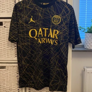 Psg tröja, messi  - Den är som ny, har använts några få gånger. Det är inte den senaste modellen så jag säljer den för väldigt bra pris!