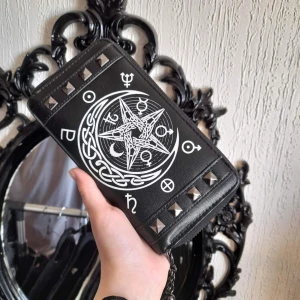 Banned plånbok - Har aldrig använt den så är som nyskick, har massa fack inuti 