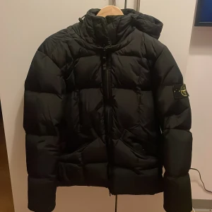 Stone Island dunjacka - En svart dunjacka från Stone Island. Använd ytterst få gånger, väldigt bra skick. 