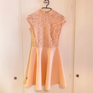 Klänning s - Kort klänning med spets och knäppning i nacken 