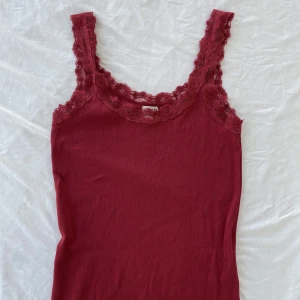 Rött spetslinne ONLY  - Rött spetslinne från ONLY, rätt långt så kan nog bäras som en miniklänning också. Storlek M på lappen. Köps via Swish eller köp nu 💋
