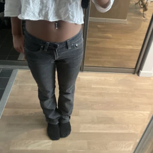 Filippa k - Säljer dessa gö snygga  bootcut Filippa k jeans💕 har storlek 32 i svenska jeans o dessa passar mig toppen 💕 innerbenslängd 76
