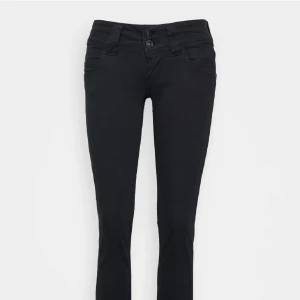 slutsålda pepe jens  - så snygga lågmidjade jeans från pepe, använd typ 3 gånger. as snygga och bekväma! nypris 1049❤️