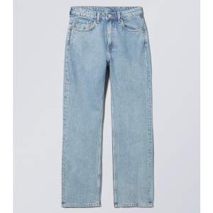 Jättesnygga jeans från Weekday i modellen Voyage. I jättebra skick, säljer för att jag har flera liknande jeans 💕I storlek 24/32, är lite för långa på mig som är 162cm!! 🌷Tveka inte med frågor 🪷