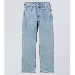 Weekday Voyage - Jättesnygga jeans från Weekday i modellen Voyage. I jättebra skick, säljer för att jag har flera liknande jeans 💕I storlek 24/32, är lite för långa på mig som är 162cm!! 🌷Tveka inte med frågor 🪷