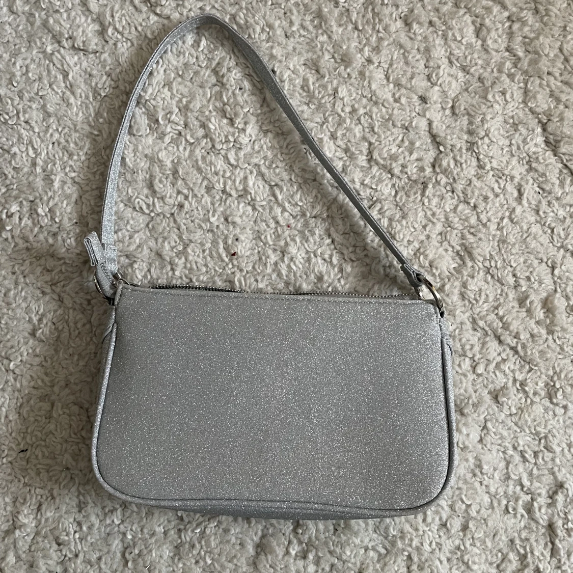 Silverglittrig väska