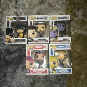 Funko pops - Säljer 5 olika Funko pops🫶🏻 har bara stått på en hylla, figurerna är i jättebra skick men kartongerna kan ha några små små skador, priset gäller en och alla tillsammans kostar 500 annars kostar en 100, priset kan diskuteras , från fortnite och marvel