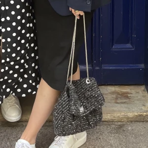 Beck söndergaard - Väska från Beck Söndergaard. Nypris 799kr. Skriv för fler bilder! (Innetyget hade ett hål när väskan kom, det är igensytt)