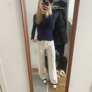 Kostymbyxor - Bik Bok - Säljer mina beige kostymbyxor. Använda ett fåtal gånger. Jätte sköna och fin färg!
