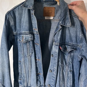 Levi’s jeans jacka - nästan helt oavänt. bra skick och har ba hängt i garderoben o tagit plats. strl M. vid snabb köp drar ner priset till 450kr