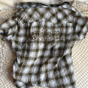 Cast iron skjorta - Kortärmad skjorta med mönster på ryggen