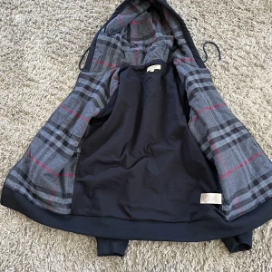 Svart burberry zip-up - Denna hoodie var köpt för några år sen i en outlet i England. Säljer för att jag har tröttnat. Ny pris 4500. Pris går att diskutera