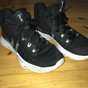 Nike lebron witness 5 - Säljer snygga nike skor som ej används längre. Det är lebron james skor från 2020. Mycket bra skick och riktigt sköna på fötterna. Nypris ca 1200kr. Pris kan diskuteras.