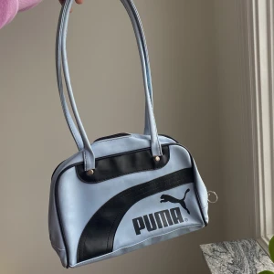 Retro pumaväska - Retroväska, äkta puma. Man får plats med gymskor + vattenflaska i. Ljusblå och gott med plats för gymmet eller bara ha på stan 💙