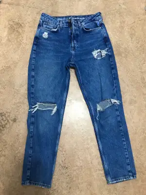 Jätte fina bikbok jeans som är i bra skick! Säljer pågrund av att de är för små för mig. Köpta för 600 men säljer för 300.