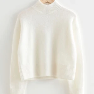 Vit stickad tröja  - Vit stickad tröja ifrån &other stories. Super fin och använd fåtal gånger💖