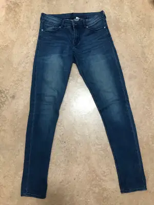 Vintage lågmidjade/medelmidjade jeans som är i väldigt gott skick! De är väldigt stretchiga vilket gör de väldigt sköna att ha.