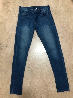 Vintage lågmidjade jeans - Vintage lågmidjade/medelmidjade jeans som är i väldigt gott skick! De är väldigt stretchiga vilket gör de väldigt sköna att ha.