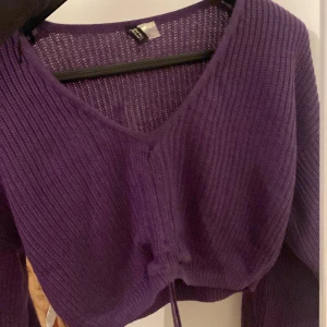 Stickad tröja - Jätte fin på faktiskt trots att det inte ser ut så på bilden. Den går att spänna där i mitten och blir som en mysig stickad top. Rensar min garderob så säljer alla plagg billigt