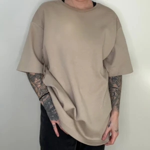 T-shirt  - Oversize  Jag är 160 cm lång  Kan mötas upp eller skicka
