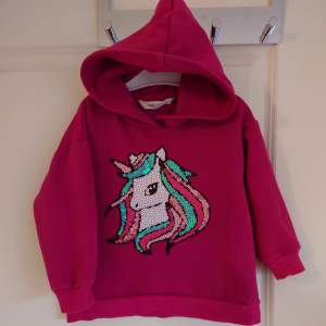 Ceriserosa hoodie med paljettmotiv av unicorn. Strl 98/104. Fint skick 