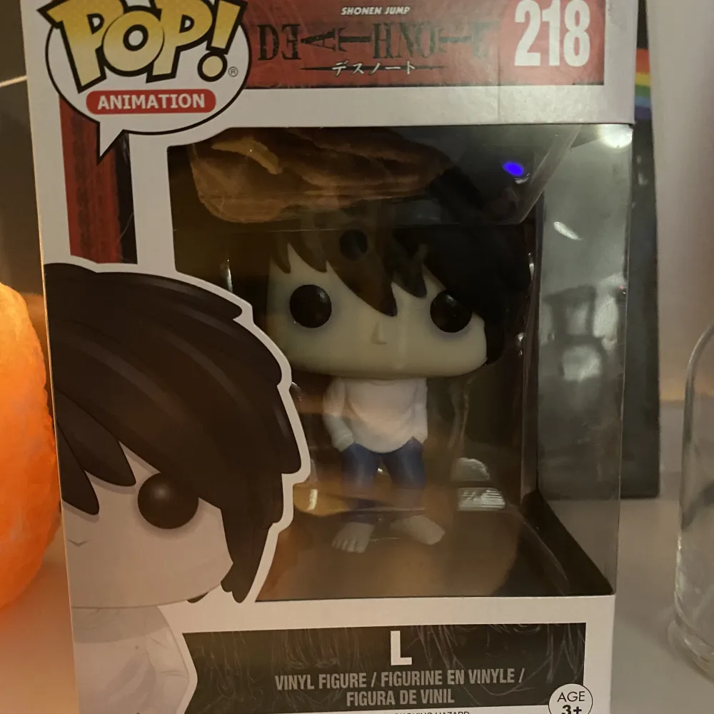 TJA säljer en L pop figure från death note, pop figuren göra inte längre därför de höga priset, ( mycket värde i den)  inte skadad allt och är i fint skick! Har bara stått på hyllan hela tiden<3 pris kan diskuteras . Övrigt.