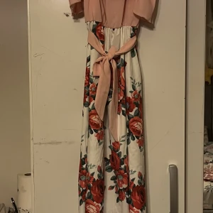 Klänning  - Beställdt från SHEIN. Den är oanvänd, säljer den pågrund av att den va för liten 