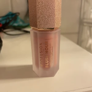 Liquid blush  - Säljer denna jättebra liquid blushen från Normal! Aldrig använd utan bara provade färgen på handen💕 är i en jättefin rosa färg! Hör av er om ni har frågor!