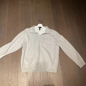 H&M HALF ZIP - En fin och sparsamt använd tröja från hm inga fläckar eller liknande Skick 10/10