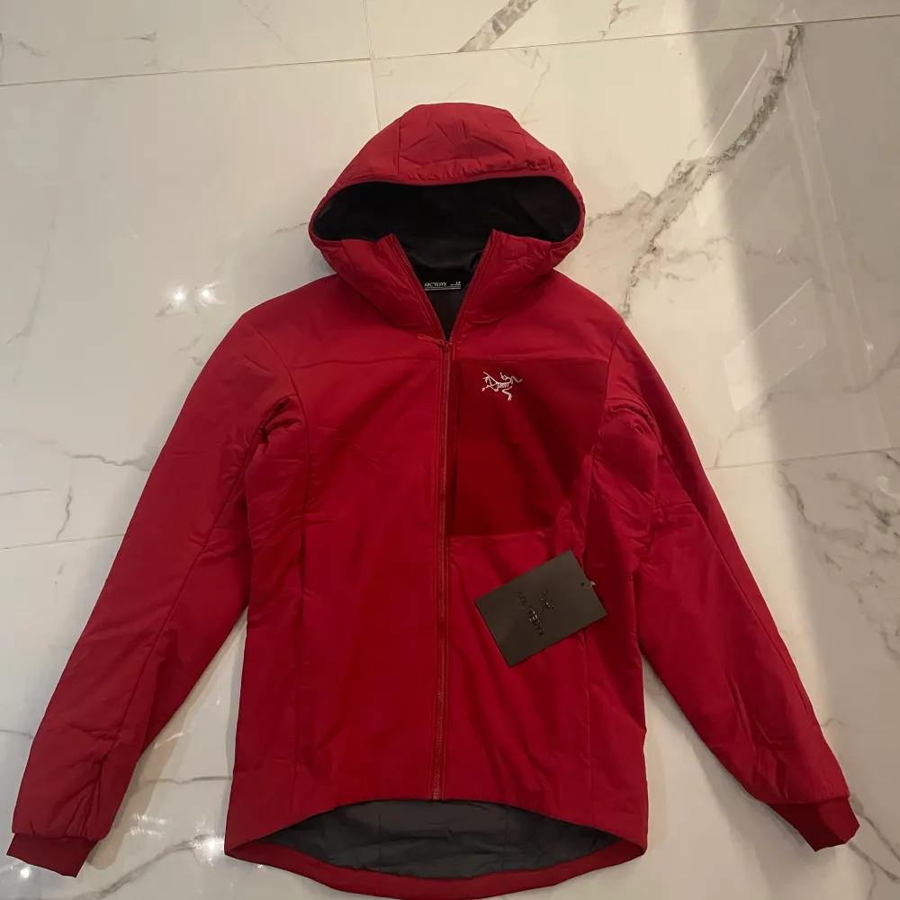 Brand new Arcteryx proton in mens size Small but it can fit a medium too:). Jackor.