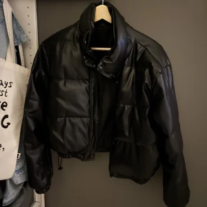 Fake läder jacka - Oäkta läder jacka 💛☺️ Inget märke på denna därav priset. Fungerande kvalitet men inte varm nog att klassas som vinterjacka! Passade bra på mig som vanligtvis har xs/s🙌🏻 Snygg! 