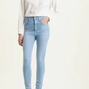 Mile high super skinny jeans från Levis,  på hemsidan kallas färgen ”Light Indigo Worn In - Blå”. Storlek W25/L28.  Använt en gång. Har klippt dem vid benen pga att dem var för långa. Dem passar perfekt på mig som är 168cm 