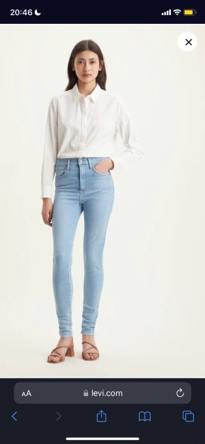 Mile high super skinny jeans  - Mile high super skinny jeans från Levis,  på hemsidan kallas färgen ”Light Indigo Worn In - Blå”. Storlek W25/L28.  Använt en gång. Har klippt dem vid benen pga att dem var för långa. Dem passar perfekt på mig som är 168cm 