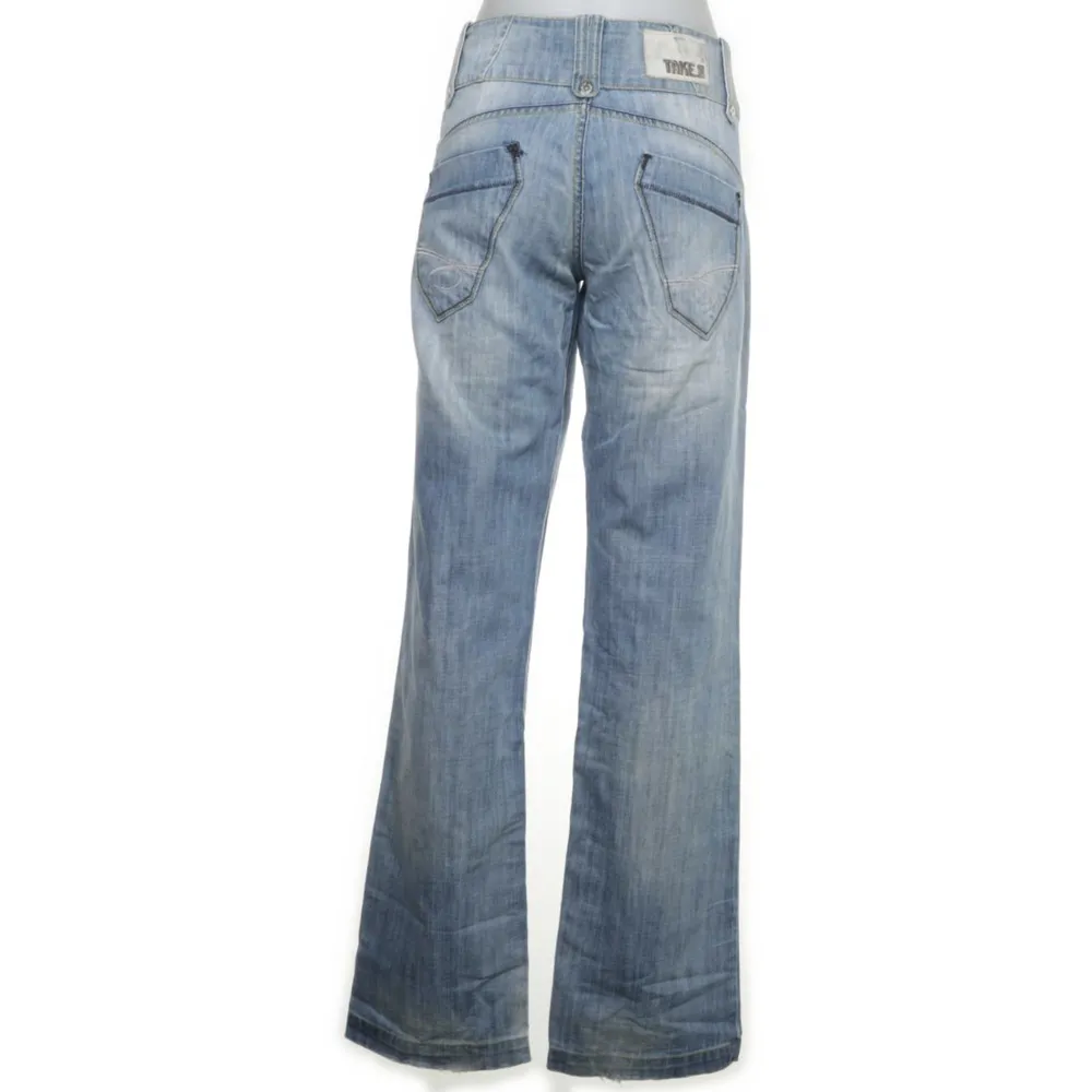 Ljusblå jeans från Take Two, storlek 31, coola sömmar och litet silvrigt broderi på bakfickorna, straight modell, långa ben!! skriv privat för mått<3. Jeans & Byxor.