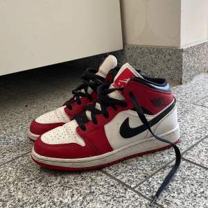 Nike air Jordan kids 1 Mid Chicago 2020 Sparsamt använda men lite skitiga❤️‍🩹 Storlek 36,5 Har ej lådan kvar