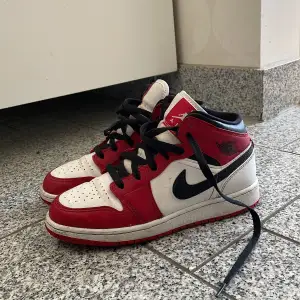 Nike air Jordan kids 1 Mid Chicago 2020 Sparsamt använda men lite skitiga❤️‍🩹 Storlek 36,5 Har ej lådan kvar