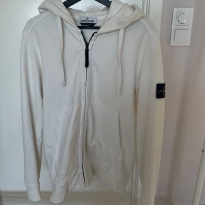 Stone Island kofta - Vit Stone Island kofta med zip i herrstorlek M. Nypris runt 4000kr, säljes för 1500kr. Fint skick, köpt på NK i Göteborg och kvitto finns!